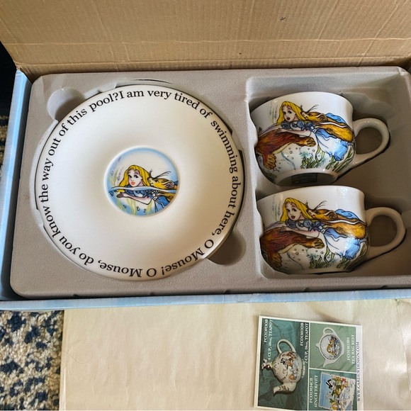BRAND NEW IN BOX Paul Cardew Alice in Wonderland Two Cup and Saucer Set - Picture 4 of 5